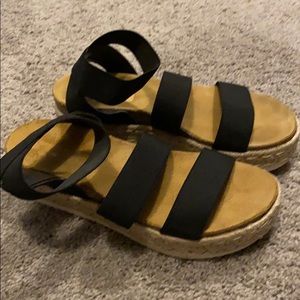 Steve madden black strap sandals